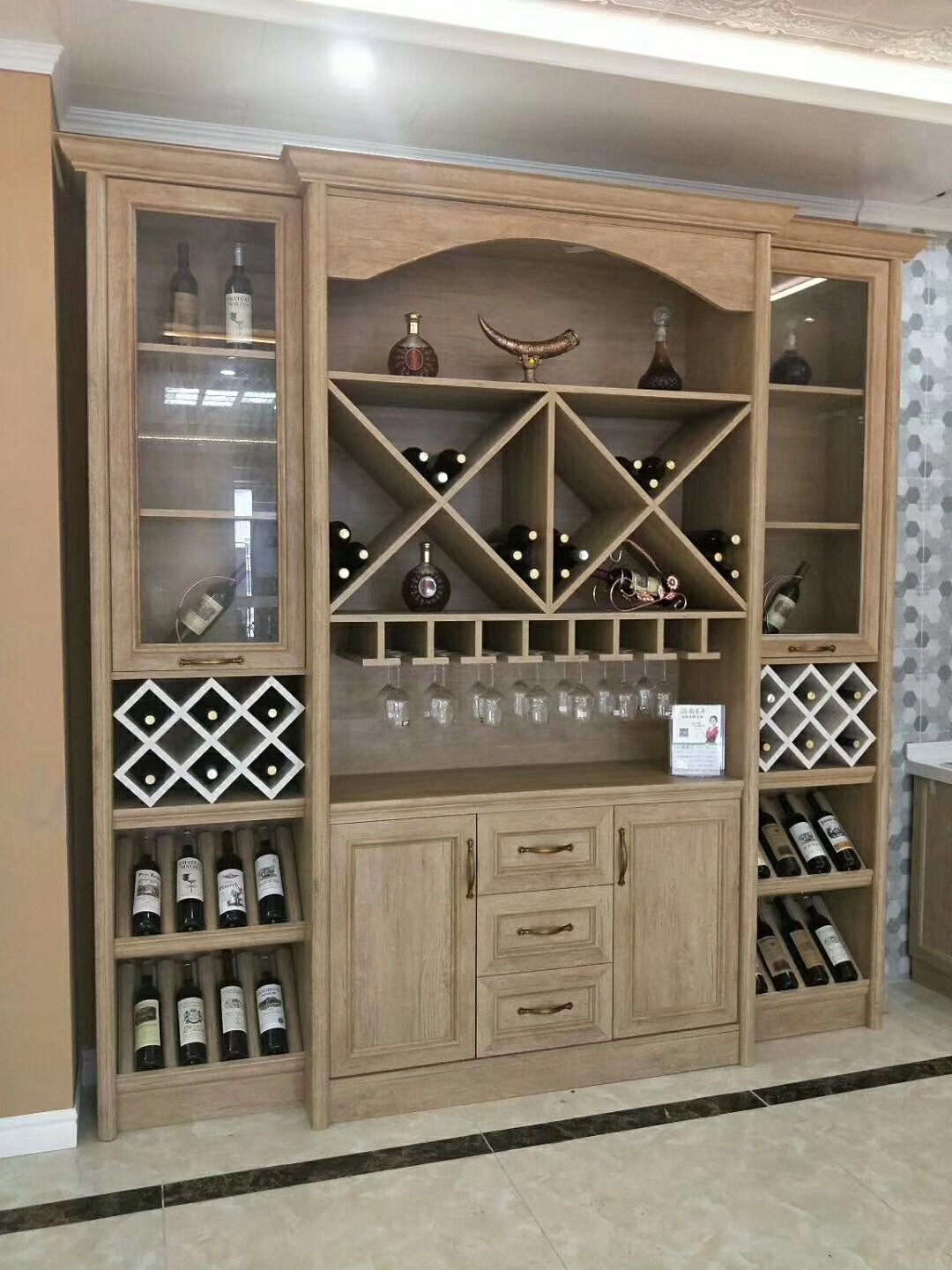 全鋁酒柜-02（風(fēng)格：簡(jiǎn)歐；顏色：黃橡）