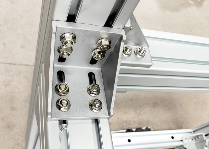 鋁合金型材在經(jīng)過加工后主要都是用來安裝成鋁框架的，這樣的鋁框架在生活中已經(jīng)到處可見了。像一些白板架、貨架、吸煙亭等等都是用鋁型材加工安裝的，非常美觀大方。本文我們要討論的是鋁型材連接方式對(duì)鋁型材報(bào)價(jià)的影響。