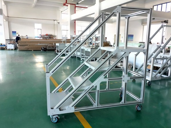 鋁合金<i style='color:red'>登高梯</i>用到哪些鋁型材連接件？