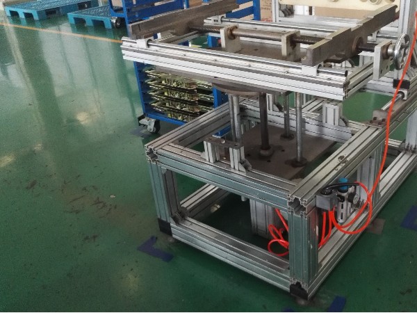 工業(yè)鋁型材生產(chǎn)廠家，除了生產(chǎn)鋁型材，還包括連接件