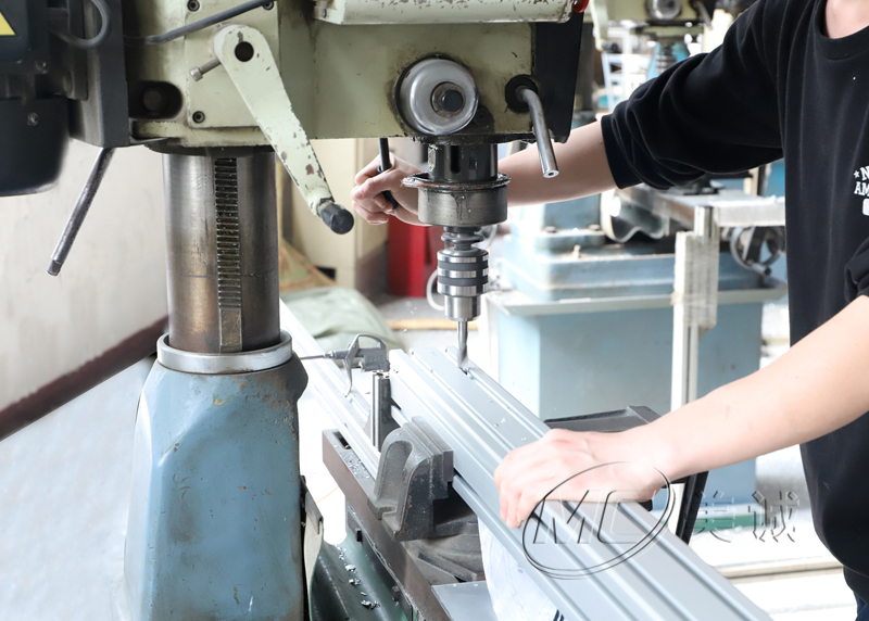 工業(yè)鋁型材<i style='color:red'>精加工</i>廠家，如何做到<i style='color:red'>精加工</i>？